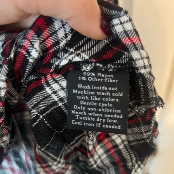 Rock and Republic Plaid Drape Front Blouse. Size Medium - Picture 3 of 4